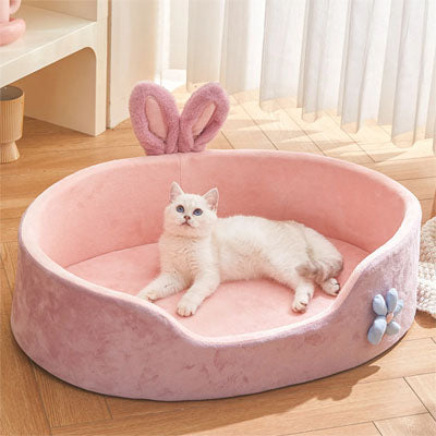 chat couche dans panier chat